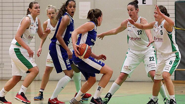 Die DJKlerinnen Tanja Lehnert (2..v.&nbsp;r.) und Liisi Sokman (r.) stoppen die ballf&uuml;hrende Wasserburgerin Elisabeth Pavel; ganz links Daniela Vogel, daneben Ieva Jansone und die Wasserburgerin Svenja Brunckhorst. Foto: sportpress