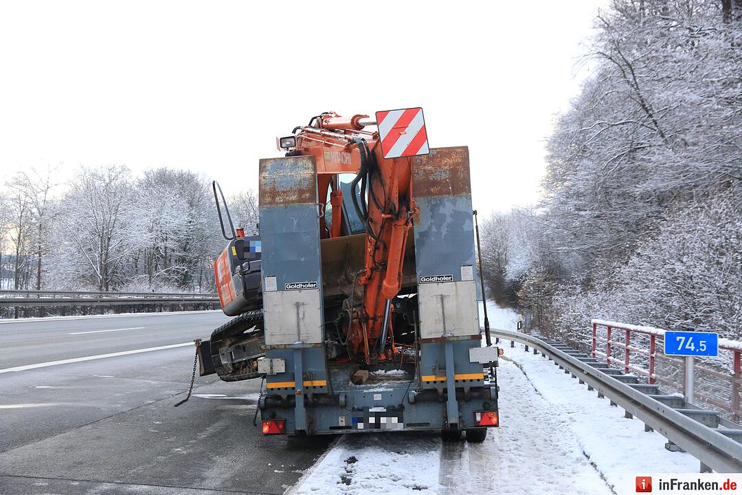 Lkw-Unfall auf A70: Bagger kippt auf Fahrbahn