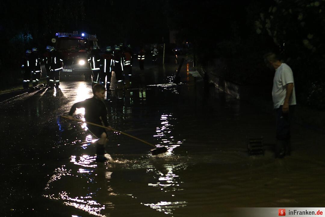 Unwetter in Mittelfranken: Überschwemmung, Blitzschlag, Straßenschäden