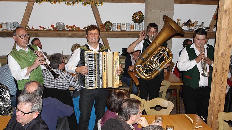 Wirtshausmusik ohne Verstärker und Strom gab es von "FrankenArt" in der Tenne beim Kaiserhöfer.  Foto: Michael Wunder