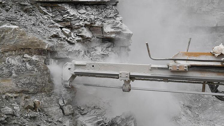 Es staubt, aber der Bohrer frisst sich schnell ins Gestein. Foto: Ronald Rinklef