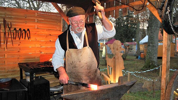 Dorfschmied Georg Oswald aus Wollbach ist wieder dabei.  Foto: Sigismund von Dobschütz