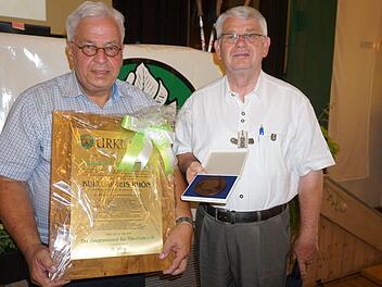Verleihung des "Kulturpreises Rhön" für Rhönklub-Präsident Jürgen Reinhardt (links). Übergeben wurde ihm die Auszeichnung vom Vize-Präsident Bernd Günder. Foto: Marion Eckert