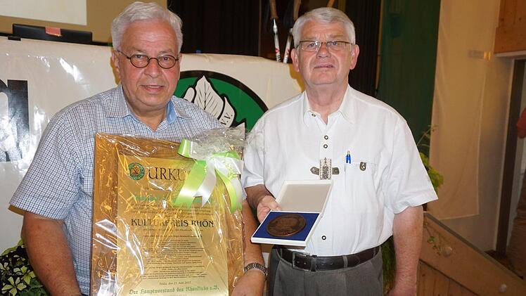 Verleihung des "Kulturpreises Rhön" für Rhönklub-Präsident Jürgen Reinhardt (links). Übergeben wurde ihm die Auszeichnung vom Vize-Präsident Bernd Günder. Foto: Marion Eckert