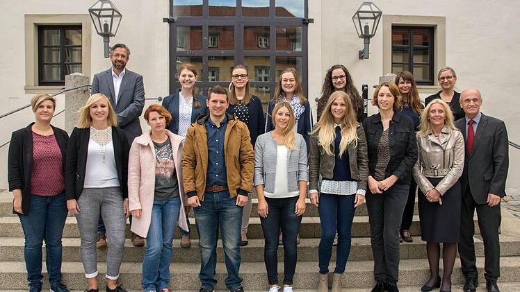 Zehn Lehramtsanwärter treten am heutigen Dienstag ihre Arbeit an den Grund- und Mittelschulen im Landkreis Haßberge an. Unser Bild zeigt in der ersten Reihe (von links): Julia Appel, Sara Batzner, Kathrin Weidinger, Peter Neubauer, Isabel Gutschwager, Stefanie Gerhard, Judith Kaiser, die fachliche Leiterin des Staatlichen Schulamts, Claudia Schmidt, Landrat Wilhelm Schneider und in der hinteren Reihe (von links) den Personalratsvorsitzenden Matthias Weinberger, Barbara Jäger, Eva Helbig, Vero...