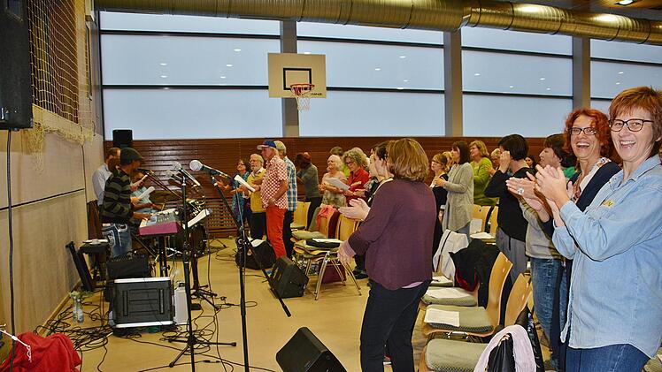 Acht Stunden lang nur singen - das war beim Gospel Workshop in Saal an der Saale am Samstag notwendig, denn bereits am Sonntag gab es ein großartiges Konzert. Gesungen wurde übrigens nur nach vorliegenden Texten. Noten waren nicht vorhanden. Man sang einfach Rick Cotton nach. Foto: Hanns Friedrich