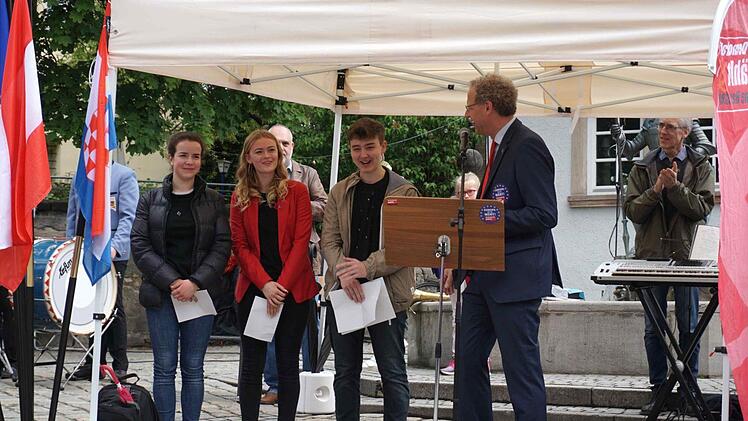 Die Schülersprecher Laureen Eidloth, Larissa Seiler und Rik Johnen mit Bürgermeister Hacker    Foto: Richard Sänger