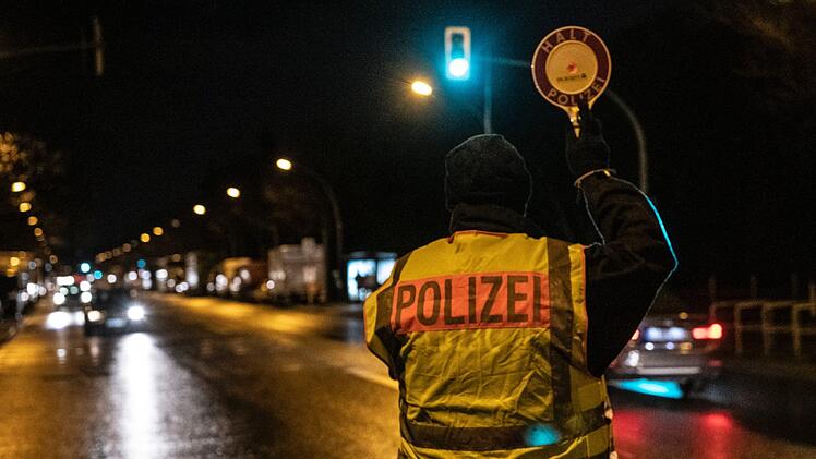 Ein Polizist wurde am Freitag bei einer Kontrolle auf der A9 verletzt. Symbolfoto: Paul Zinken/dpa
