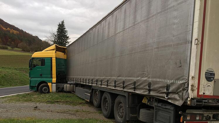 Zwischen Euerdorf und Sulzthal hat am Montagvormittag ein Lkw-Fahrer seinen Laster im Feld neben der Straße festgefahren. Foto: Ralf Ruppert