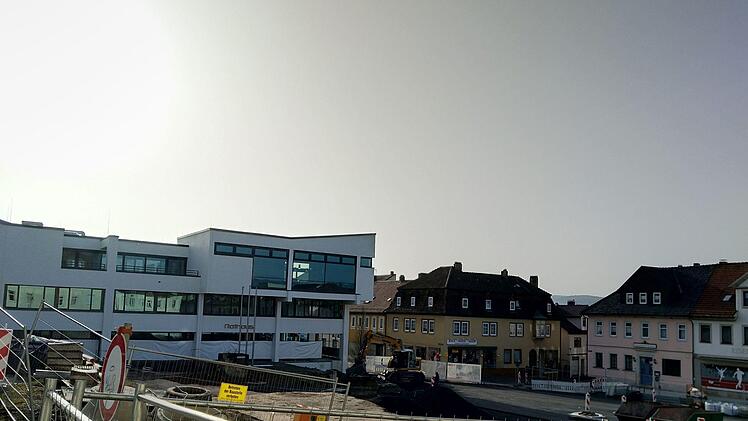 Baustelle Marktplatz Neustadt: Wenn alles planmäßig läuft, soll die Umgestaltung im September abgeschlossen werden.Foto: Jochen BErger