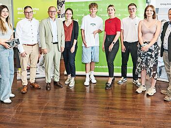 Freude bei allen Beteiligten (v. links): Patricia Leistner (Leiterin der Wirtschaftsförderung Landkreis Bamberg), Yumina, Klaus Nägele (Metallbau Heim), Dominik Nakic (Geschäftsführer der BCE), Lisa Thein (Wirtschaftsförderung Stadt Bamberg), Fab...