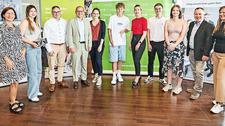 Freude bei allen Beteiligten (v. links): Patricia Leistner (Leiterin der Wirtschaftsförderung Landkreis Bamberg), Yumina, Klaus Nägele (Metallbau Heim), Dominik Nakic (Geschäftsführer der BCE), Lisa Thein (Wirtschaftsförderung Stadt Bamberg), Fab...