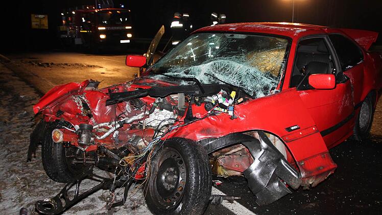 Schwerer Unfall am Mittwochabend auf der B 287 bei Fuchsstadt. Fotos: Markus Reeh