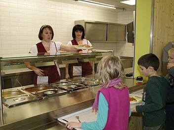An der Theke: Ihren neuen Arbeitsplatz genossen gestern Mensa-Leiterin Petra Hofmann (rechts) und ihr Team. Sie gaben das Essen aus.Fotos: Sabine Weinbeer