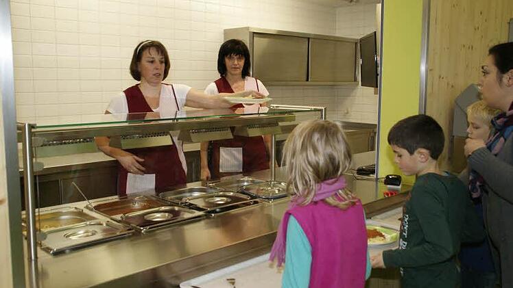 An der Theke: Ihren neuen Arbeitsplatz genossen gestern Mensa-Leiterin Petra Hofmann (rechts) und ihr Team. Sie gaben das Essen aus.Fotos: Sabine Weinbeer