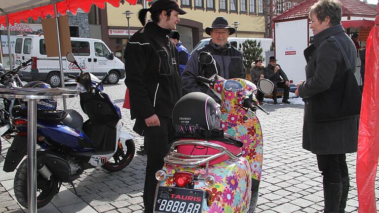 Mit so einem bunten Roller lässt es sich in den Frühling starten.