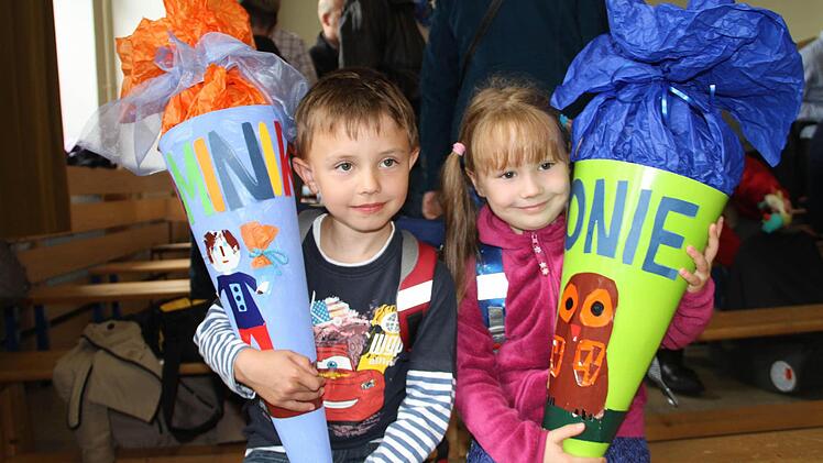 Dominik und Leonie freuen sich auf ihren ersten Schultag.