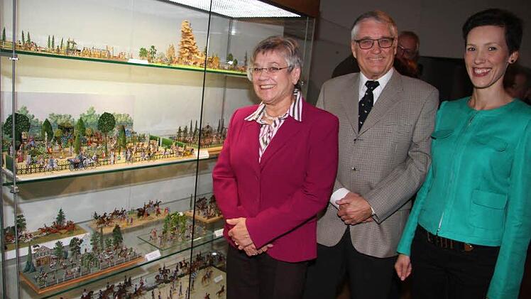 Tausende und Abertausende Heinrichsen-Figuren werden in der neuen Ausstellung zum 175jährigen Firmenjubiläum gezeigt, freuen sich die heutige Inhaberin der Firma Heinrichsen Brigitte Grobe, Wolfgang Weiß, der ehemalige Präsident der deutschen Gesellschaft der Freunde und Sammler kulturhistorischer Zinnfiguren und Konzeptersteller für die aktuelle Ausstellung und die Leiterin des Zinnfigurenmuseums Corinna Greb. Foto: Sonja Adam