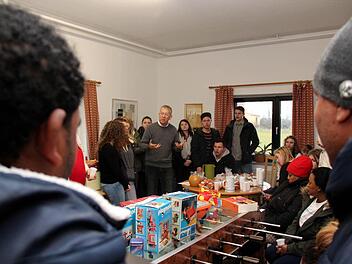 Rektor Michael Ulbrich (hinten Mite) erzählt, wie die Spendenaktion zustandekam. Fotos: Johanna Blum