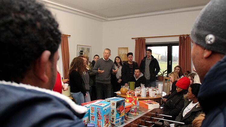 Rektor Michael Ulbrich (hinten Mite) erzählt, wie die Spendenaktion zustandekam. Fotos: Johanna Blum