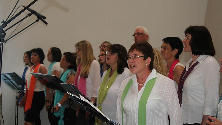 In den Reihen des Chores singt nur ein einziger Mann: Ralph Partridge.