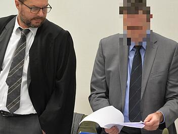 Der Angeklagte Heinz W. (rechts) mit Dieter Widmann, einem seiner drei Verteidiger, im Sitzungssaal des Landgerichts Bamberg. Foto: Ronald Rinklef