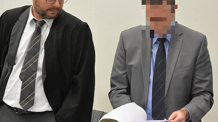 Der Angeklagte Heinz W. (rechts) mit Dieter Widmann, einem seiner drei Verteidiger, im Sitzungssaal des Landgerichts Bamberg. Foto: Ronald Rinklef