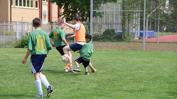 Die Schülermitverantwortung des Hammelburger Frobenius-Gymnasiums veranstaltete ein Turnier, bei dem Schüler mit Asylbewerberkindern Fußball spielten. Foto: Wiesner