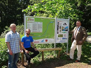 Andi Rohe (Mitte) hat für die Kreuzbergallianz die Anschaffung der neuen Tafel am Flowtrail organisiert. Mit im Bild: Bischofsheims Tourismusreferent Gerhard Nägler (links) und Bürgermeister Udo Baumann.  Foto: Marion Eckert