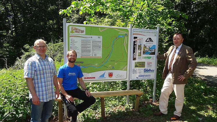 Andi Rohe (Mitte) hat für die Kreuzbergallianz die Anschaffung der neuen Tafel am Flowtrail organisiert. Mit im Bild: Bischofsheims Tourismusreferent Gerhard Nägler (links) und Bürgermeister Udo Baumann.  Foto: Marion Eckert