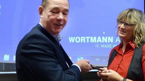 Zweiter Bürgermeister Harald Rotschka muss den Rathausschlüssel rausrücken.  Fotos: Pauline Lindner
