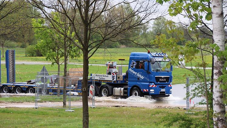 Der Bereich der Brückenbaustelle in Höchstadt war am Freitag überflutet. Foto: Andreas Dorsch