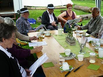 Auf dem Erlebnisbauernhof sangen die Senioren Heimatlieder, begleitet von B&auml;uerin Anja Wagenbrenner auf der Gitarre.  Foto: Sina Bretscher