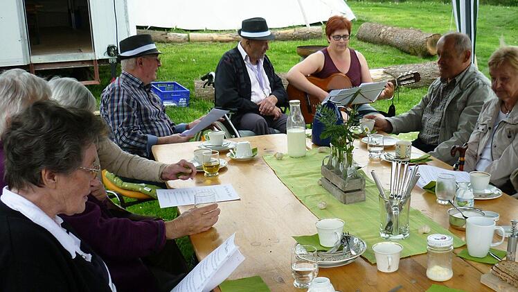 Auf dem Erlebnisbauernhof sangen die Senioren Heimatlieder, begleitet von B&auml;uerin Anja Wagenbrenner auf der Gitarre.  Foto: Sina Bretscher