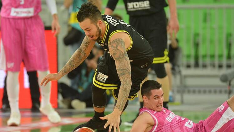 Balldieb und Punktesammler: Der Bayreuther Gabe York klaut hier nicht nur Ljubljanas Jan Span den Ball, er war mit 25 Zählern auch Medi-Topscorer.  Foto: Andreas Bär