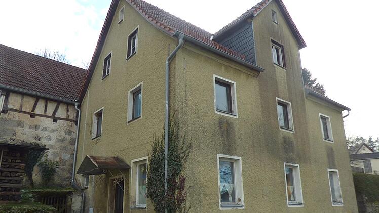 Das kircheneigene marode Wohnhaus "Am Kreuzberg 11" könnte abgerissen  und an dessen Stelle ein zentral gelegenes Fernwärmeheizkraftwerk gebaut werden. Foto: Thomas Weichert
