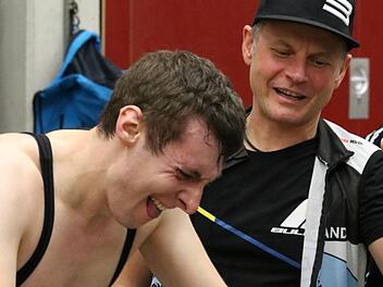 Alles gegeben für den Sieg: Martin Voigt vom Team Bike World Brand feuert seinen Teamkollegen Tobias Heil an.Sebastian Schmitt