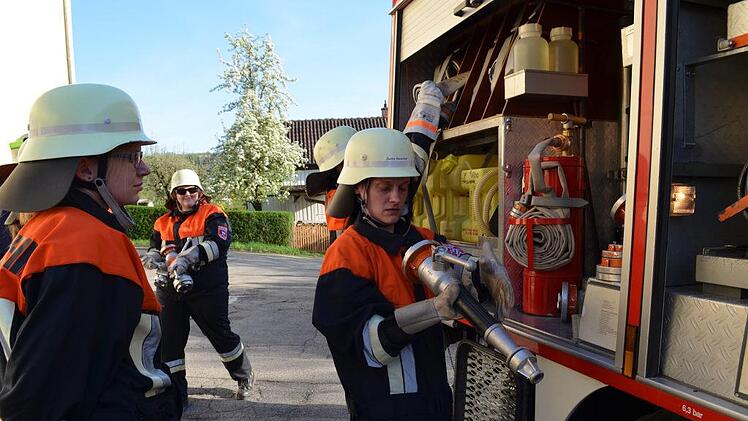 Im Ernstfall müssen sich alle aufeinander verlassen können. In der Übung klappt das hervorragend. Foto: Gabi Bertram