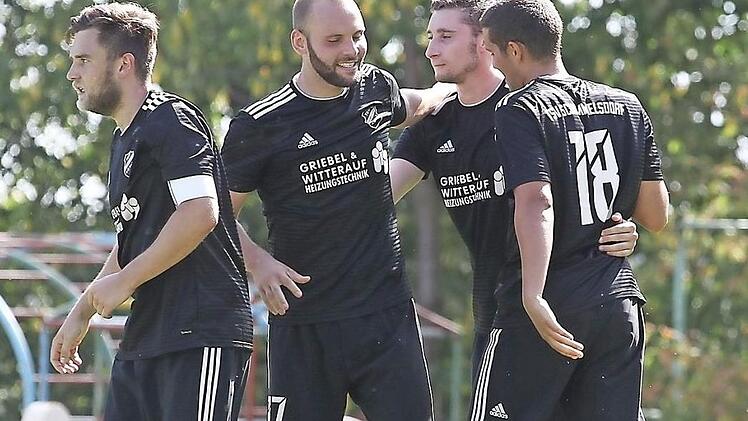 Die Schammelsdorfer Michael Pitzer, Carlo Schmitt und Jan Völkl (v. l.) feiern mit dem zweifachen Torschützen Pascal Herbst nach dem späten Siegtreffer. Foto: sportpress