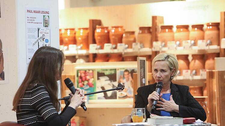Tanja Kinkel (links) und Amelie Fried bei der Lesung  Foto: Barbara Herbst