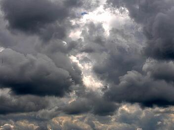 Nach ein paar sonnigen Tagen wird es in Franken erstmal wieder bewölkt sein. Foto: Frank Leonhardt dpa/lby