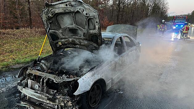 Heroldsberg: Auto brennt auf B2 vollst&auml;ndig aus - Wagen geh&ouml;rte wohl Familie mit kleinem Kind