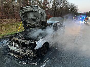 Heroldsberg: Auto brennt auf B2 vollst&auml;ndig aus - Wagen geh&ouml;rte wohl Familie mit kleinem Kind
