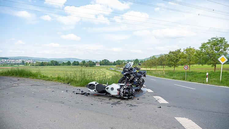 Zusammensto&szlig; im Kreuzungsbereich: Auto &uuml;bersieht Motorradfahrer