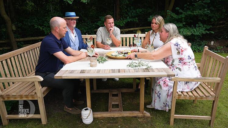 Mit kleinen K&ouml;stlichkeiten aus Italien d&uuml;rfen Jonas, Heiner, Mirko und Larissa die Wartezeit bis zur Vorspeise &uuml;berbr&uuml;cken.
