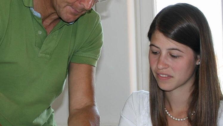 Wer den Geruchssinn schult, verbessert das Geruchs- und Geschmacksempfinden und kann damit die Qualität des Weines besser einschätzen, erfährt die Fränkische Weinkönigin Melanie Dietrich bei einer sensorischen Schulung durch Hermann Mengler, Diplom-Oenologe und Fachberater für Kellerwirtschaft und Kellertechnik. Foto: privat