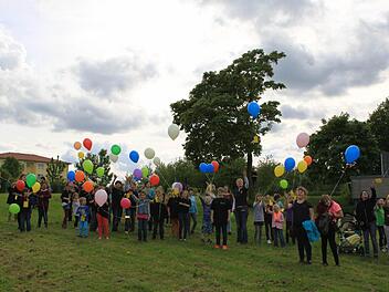 Am 9. Mai hat Felix seinen Luftballon in die Luft gelassen. Fotos: Malbrich