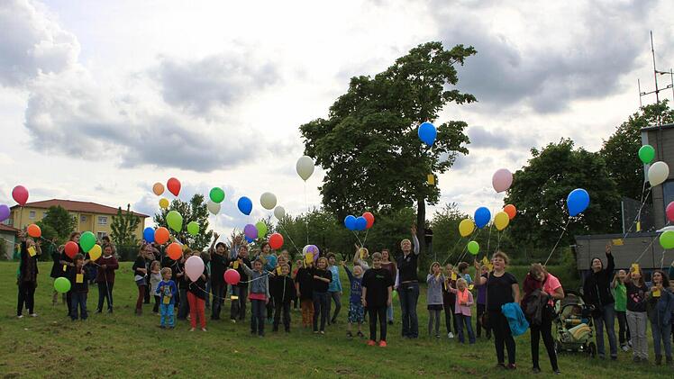 Am 9. Mai hat Felix seinen Luftballon in die Luft gelassen. Fotos: Malbrich