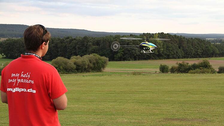 Dominik Weber aus Schweinfurt fliegt seinen Logo 600, ein Hubschrauber für Kunstflug. Foto: Mathias Erlwein
