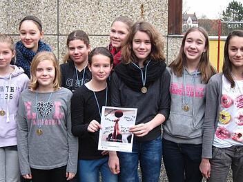 Die erfolgreichen Basketballmädchen des Kaiser-Heinrich-Gymnasiums Bamberg, v. l.: Luise Neundörfer, Helena Baumann, Lilly Kühhorn, Antonia Hack, Stella Högen, Anna-Sophie Zauritz, Nina Kühhorn, Ann-Kathrin Schaller, Teresa Schwital Foto: privat